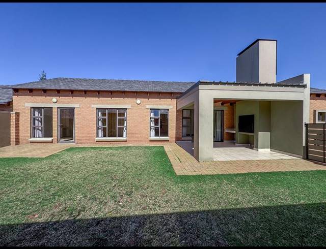 2 BEDROOM TOWNHOUSE FOR SALE IN RETIRE AT MIDSTREAM